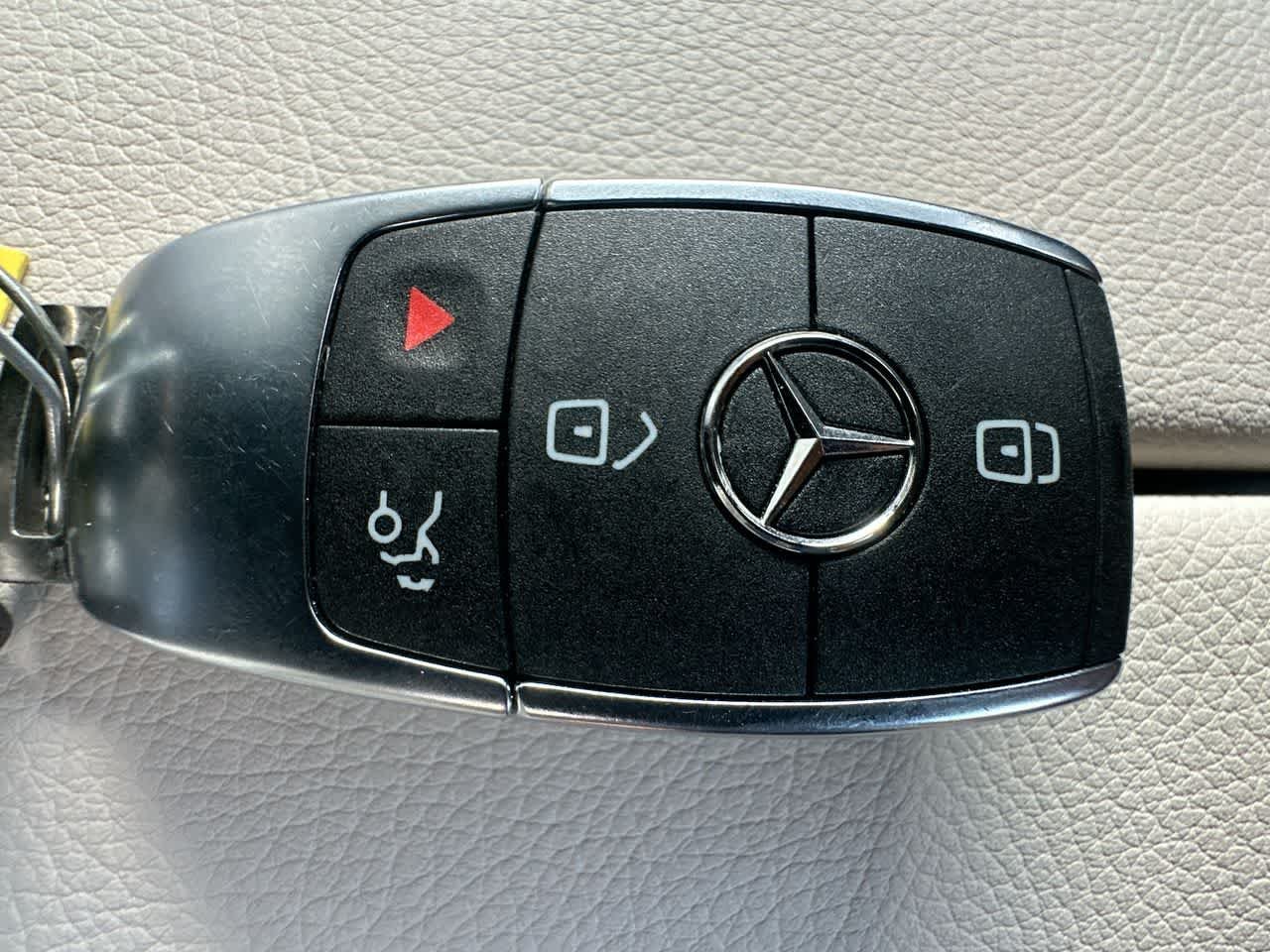 Used 2025 Polar White Mercedes-Benz GLB 250 image 28