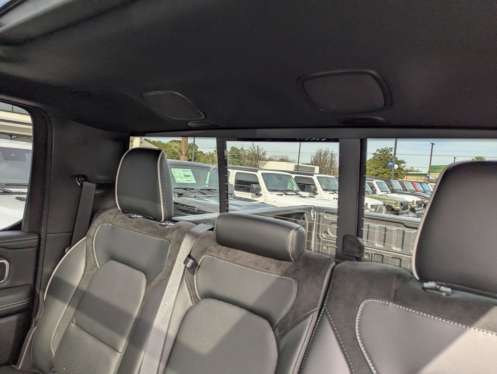 New 2026 Bright White Clear-Coat Exterior Paint Ram Laramie image 30