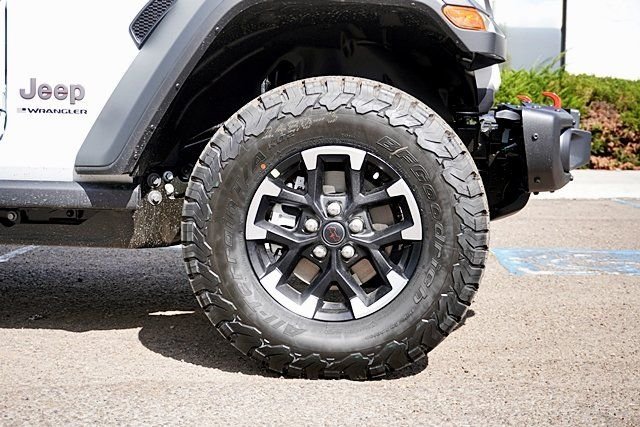 New 2026 Bright White Clear-Coat Exterior Paint Jeep Rubicon image 8