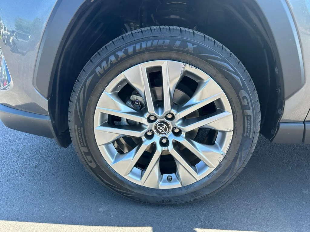 Used 2019 Gray Toyota XLE Premium image 12