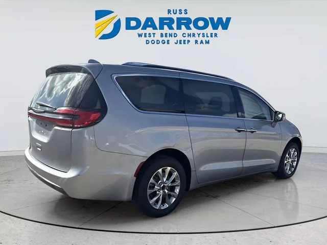 Used 2021 Silver Chrysler Touring L image 5