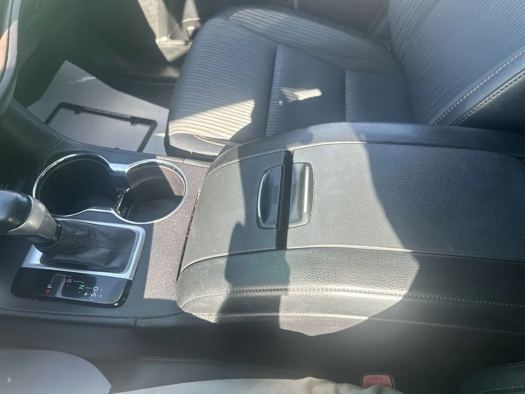 Used 2016 Silver Toyota LE V6 image 27