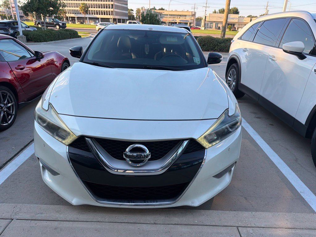 Used 2017 White Nissan SR image 3