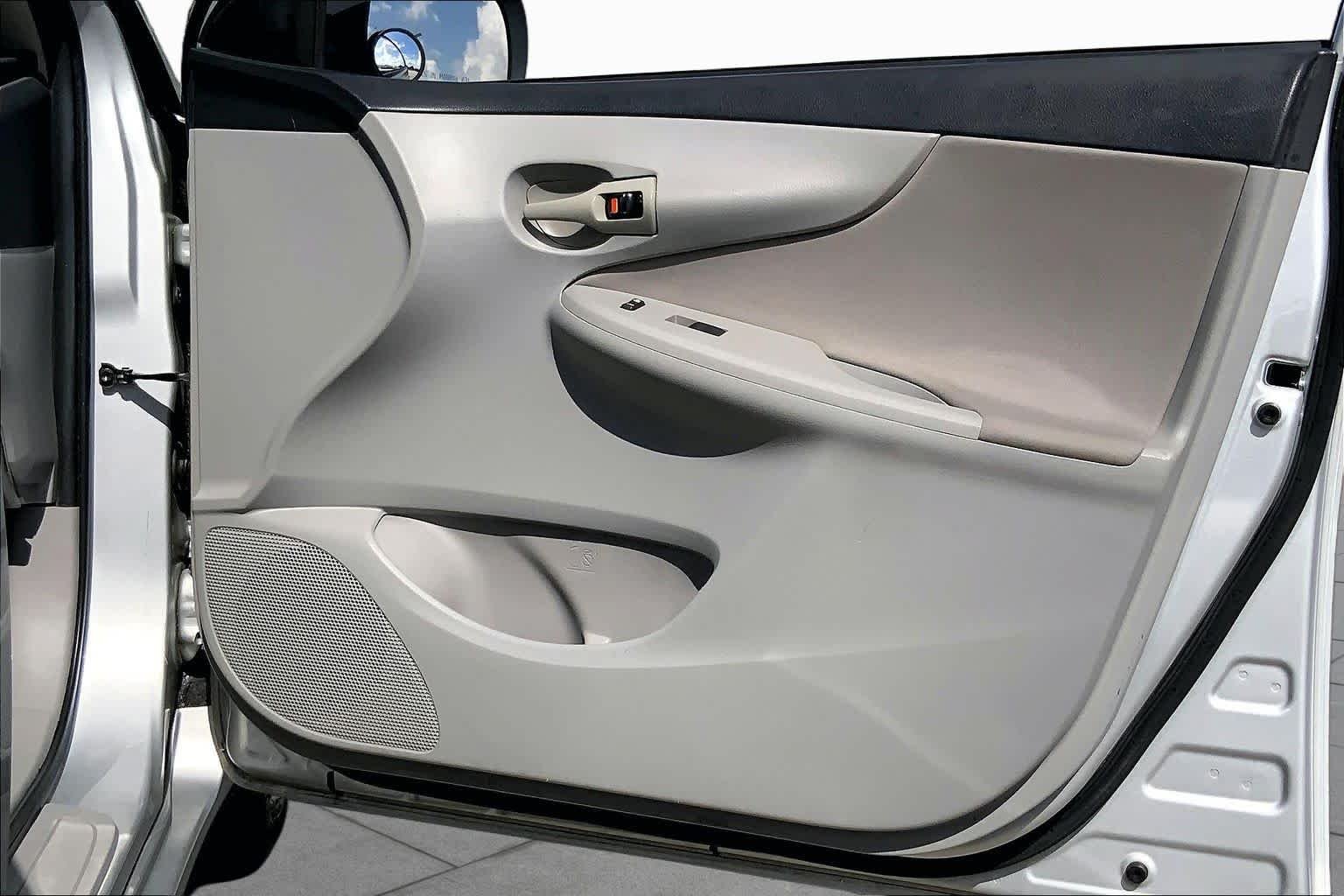 Used 2013 Classic Silver Metallic Toyota L image 22
