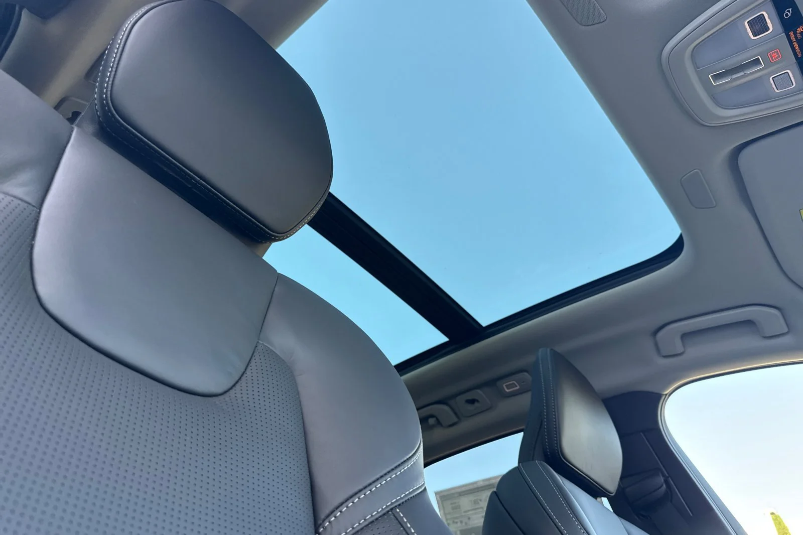 New 2026 ONYX BLACK Volvo Ultra image 14