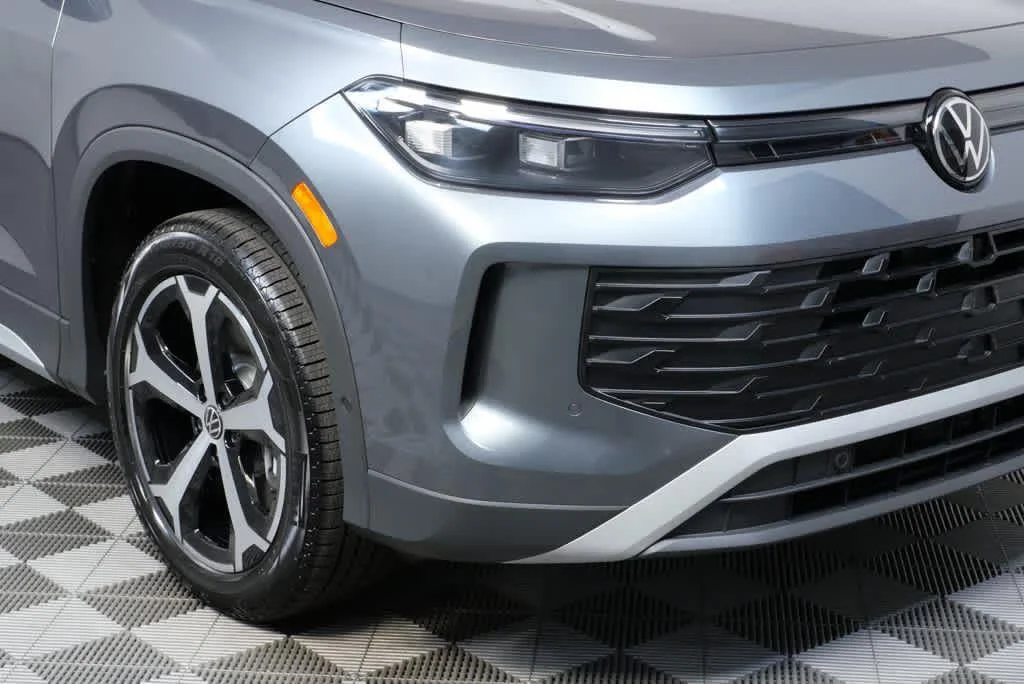New 2026 Platinum Gray Metallic Volkswagen SE image 31