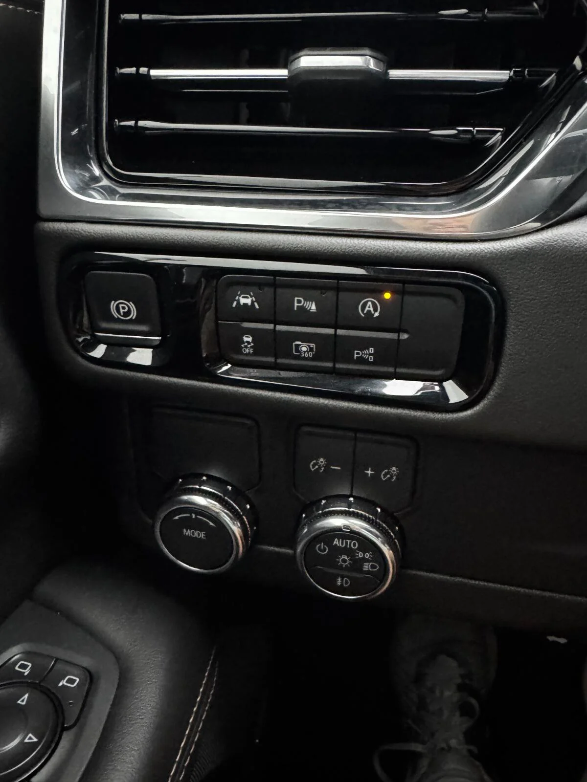 Used 2025 Summit White GMC Elevation image 31