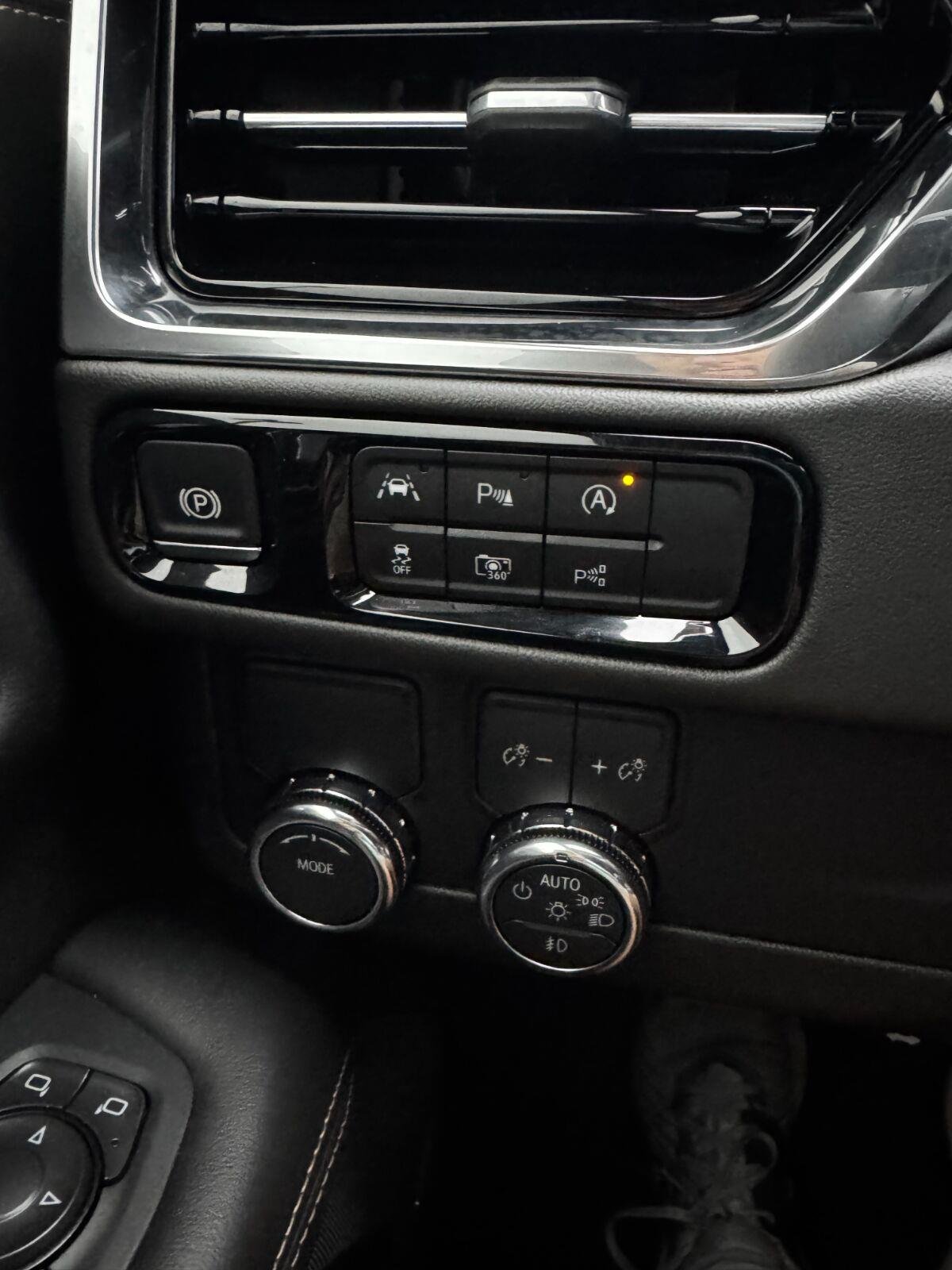 Used 2025 Summit White GMC Elevation image 31