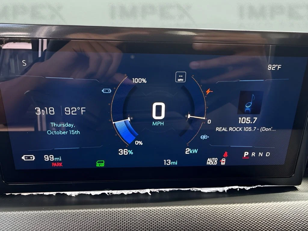 Used 2025 Oyster White Chevrolet AWD 400 image 28