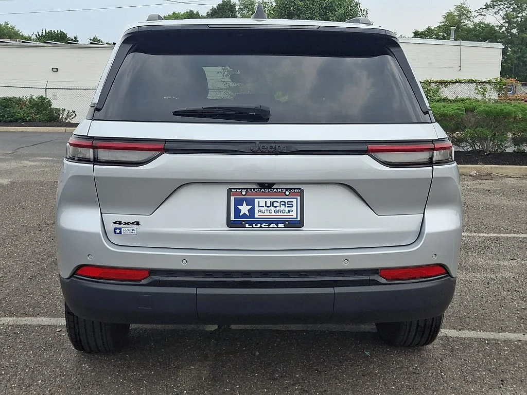 Used 2024 Silver Jeep Altitude X 4x4 image 10