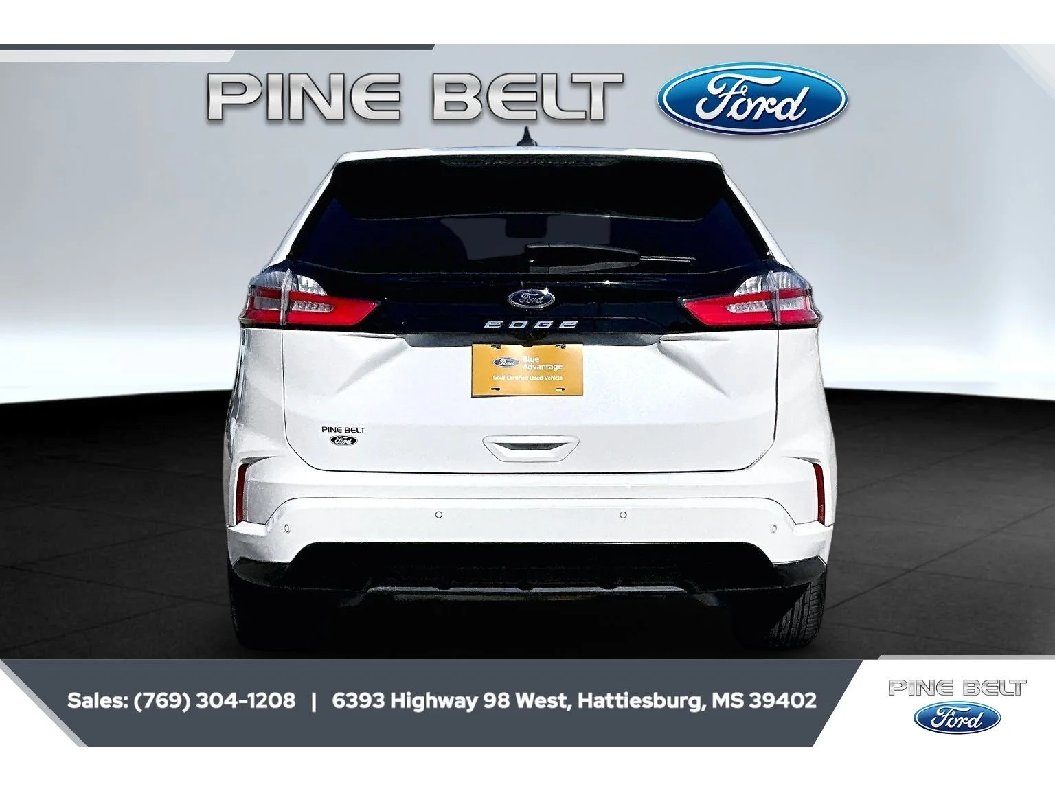 Used 2022 Star White Metallic Tri-Coat Ford ST-Line image 4