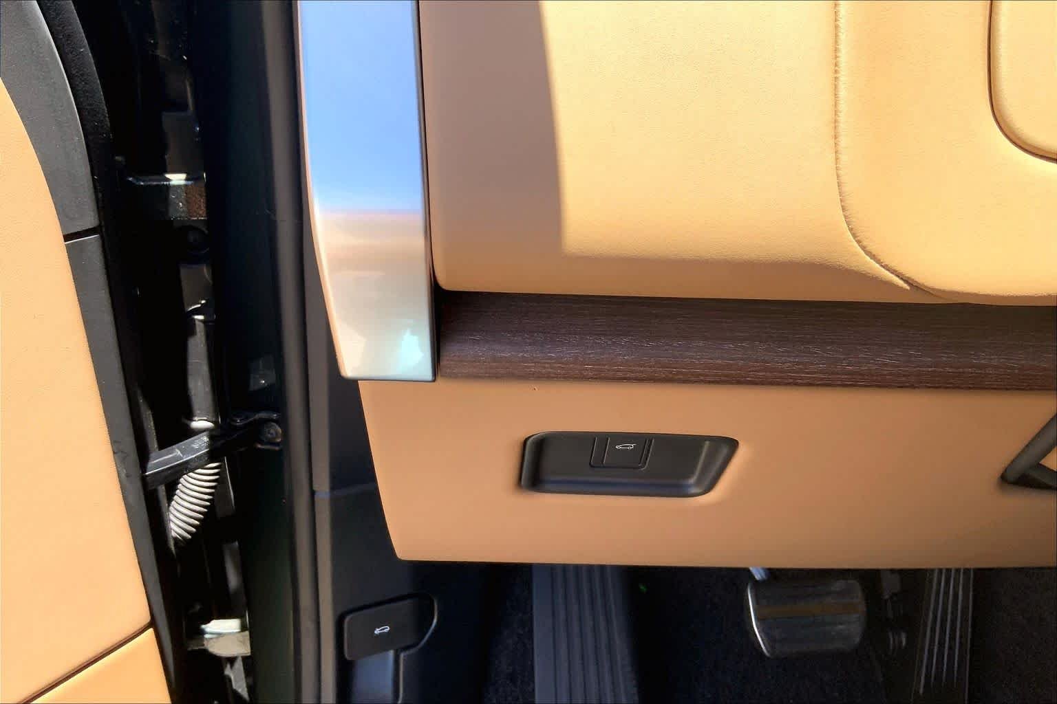 New 2026 Belgravia Green Land Rover SE image 18