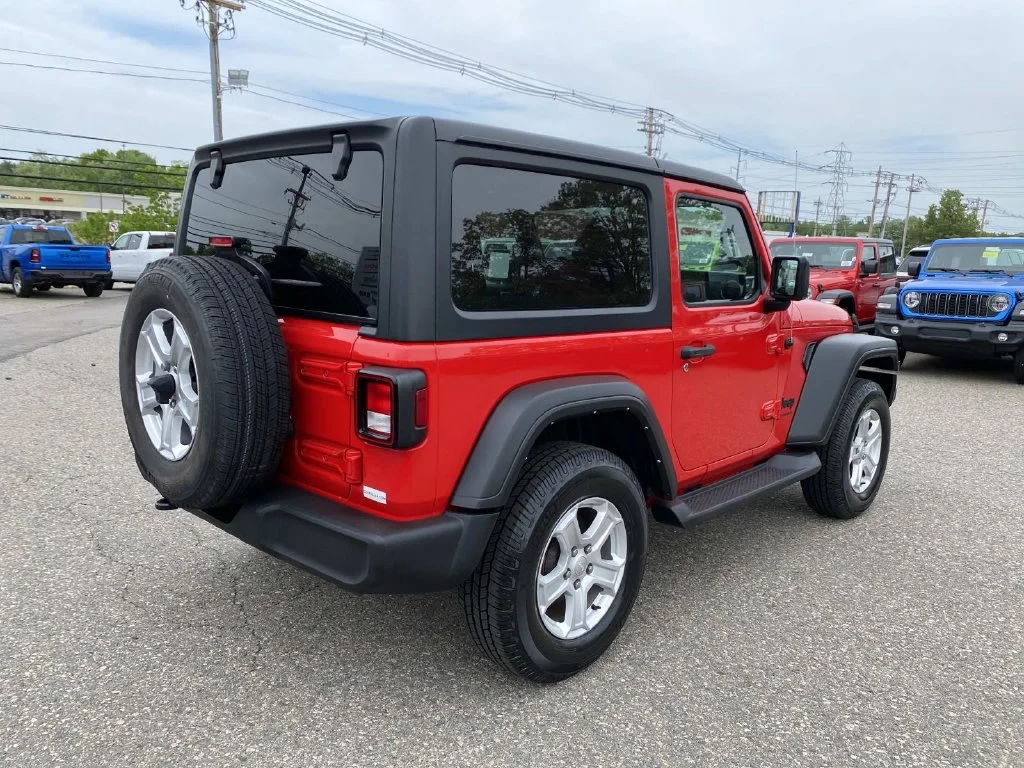 Used 2022 Red Jeep Sport S image 3