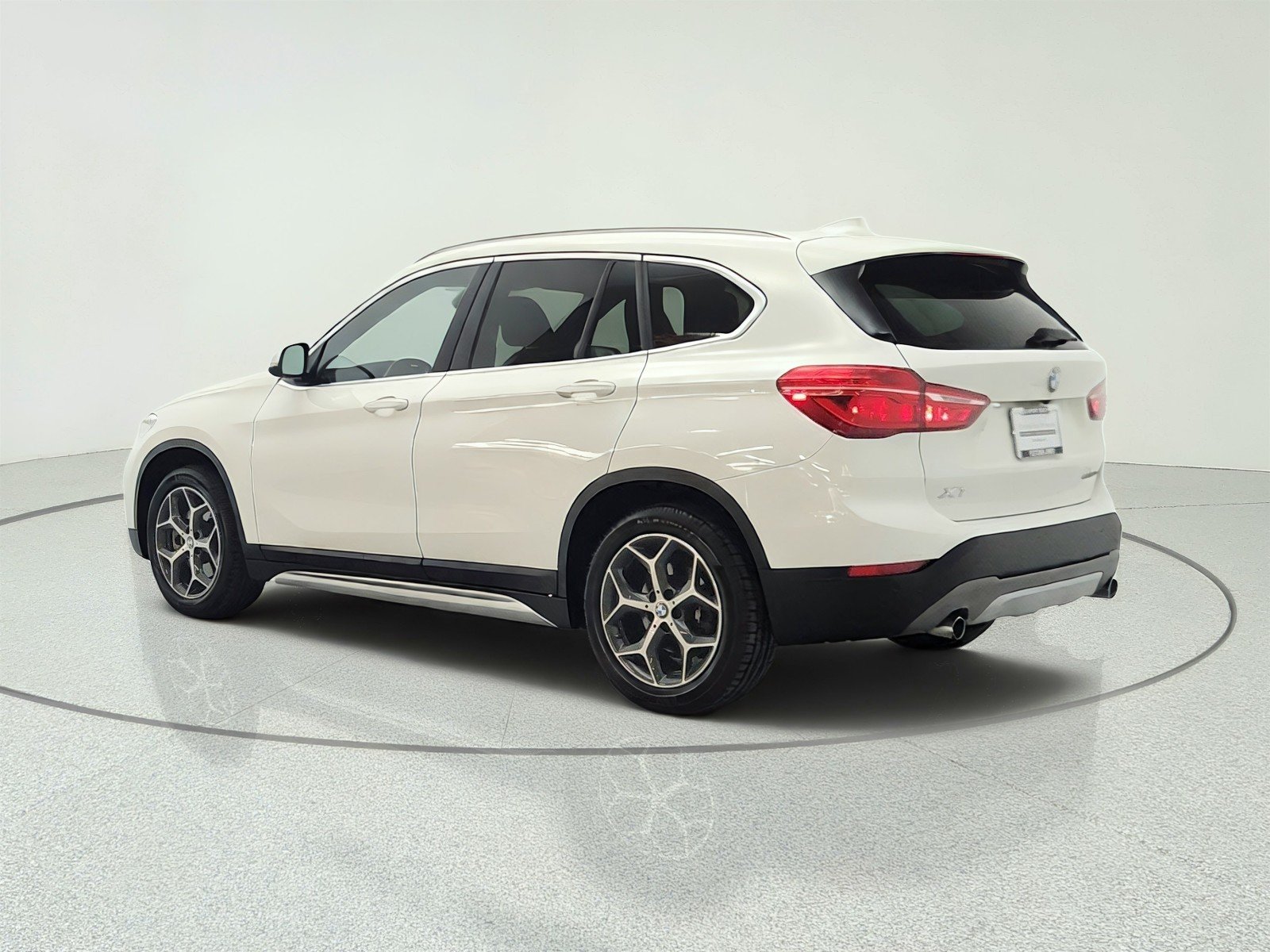 Used 2019 Alpine White BMW sDrive28i Sports Activity Vehicle image 7