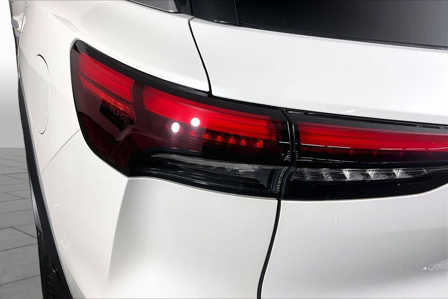 Used 2023 Majestic White INFINITI LUXE image 27