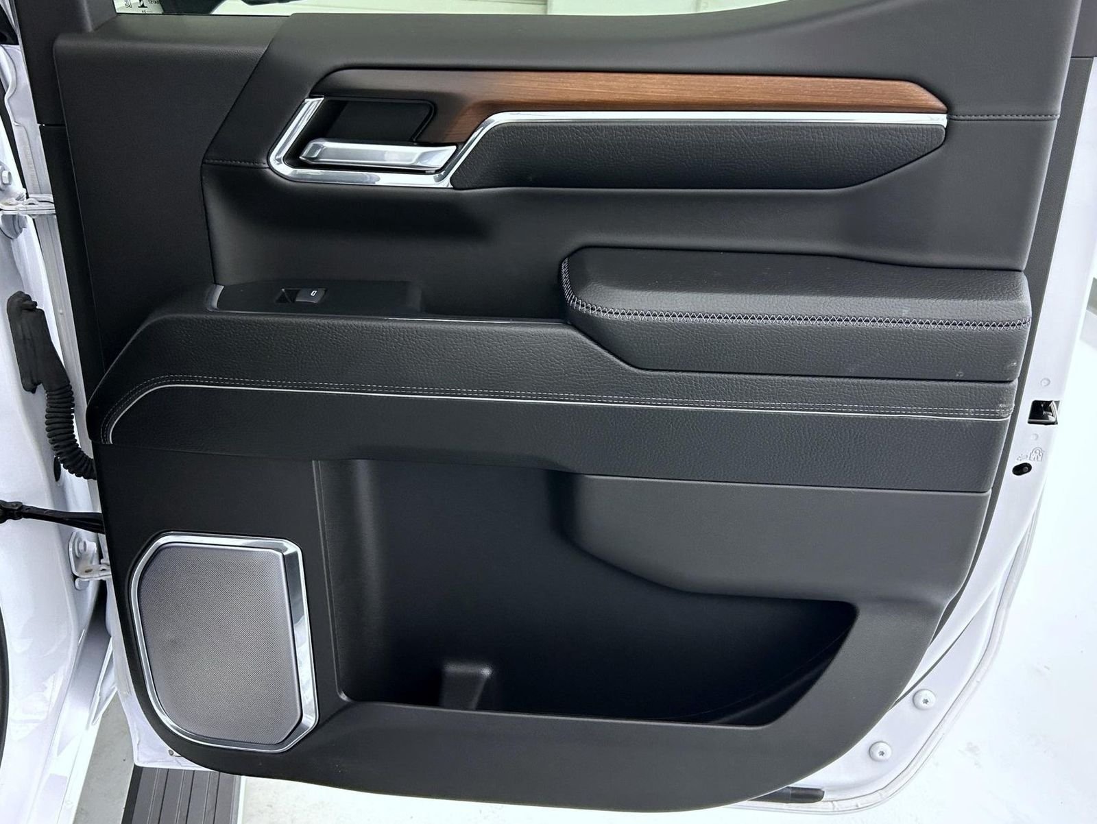 Used 2024 White GMC Denali image 18