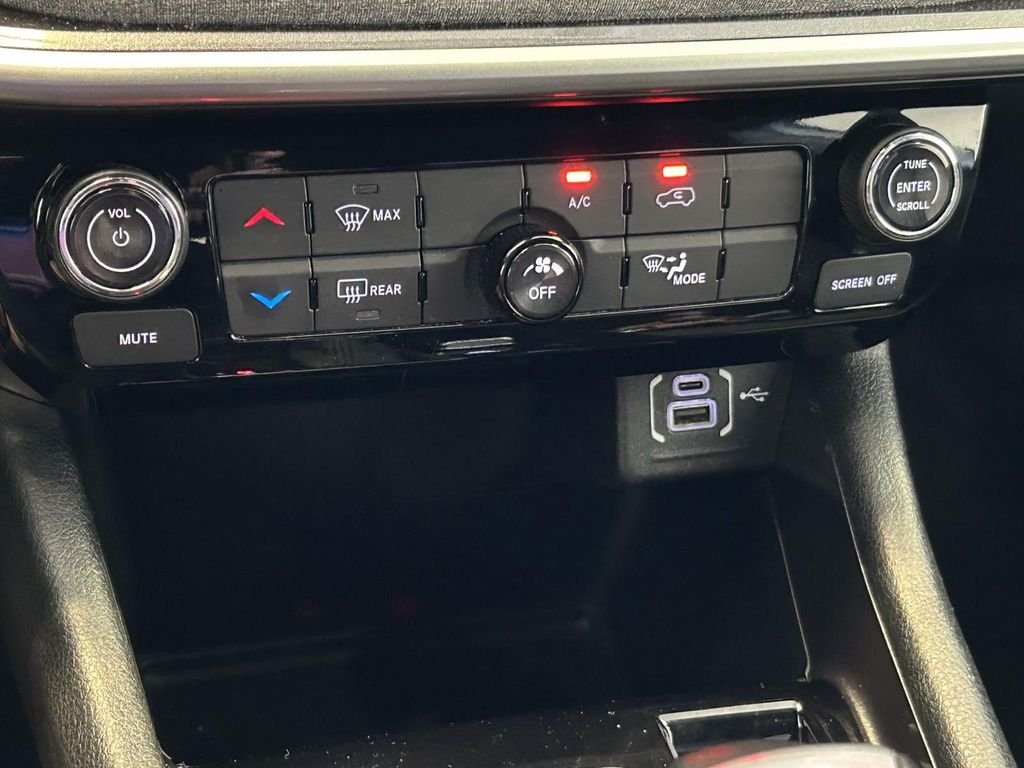 Used 2024 White Jeep Latitude image 22
