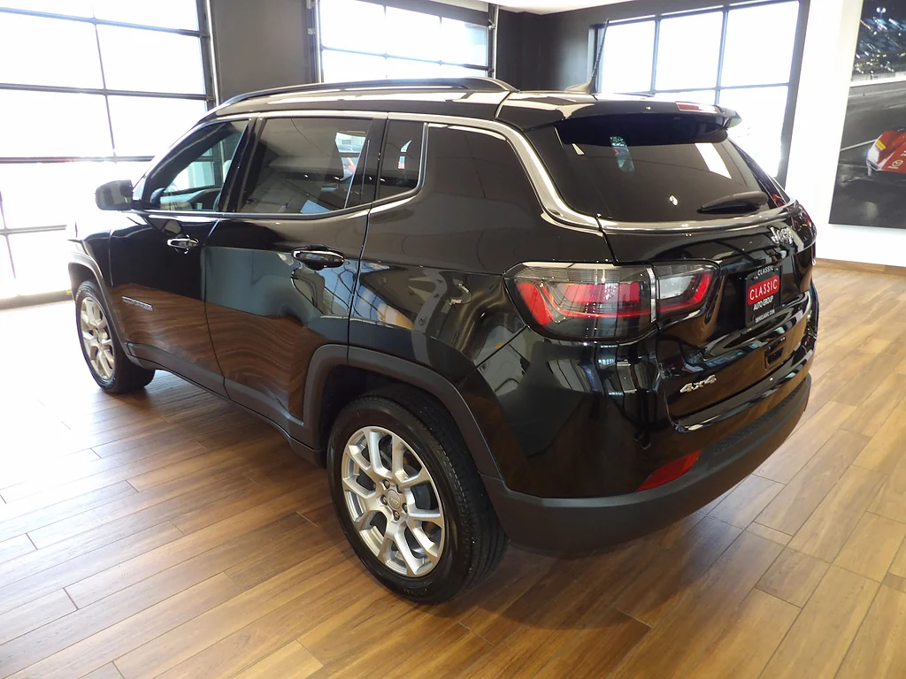 Used 2023 Diamond Black Crystal Pearl Coat Jeep Latitude Lux image 8