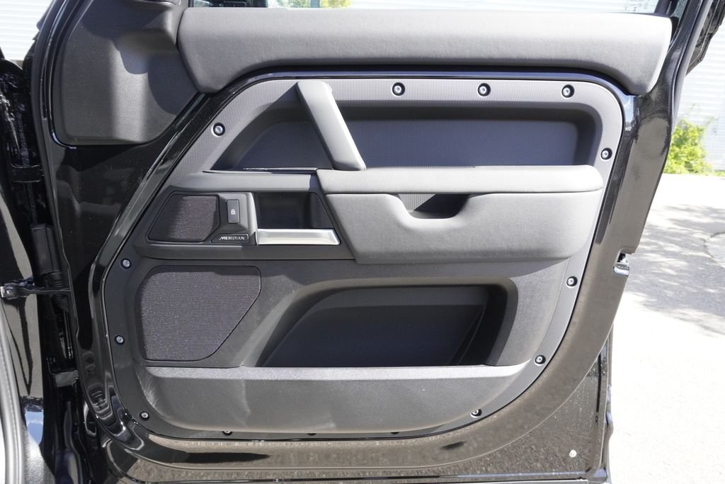 New 2026 Santorini Black Land Rover S image 21