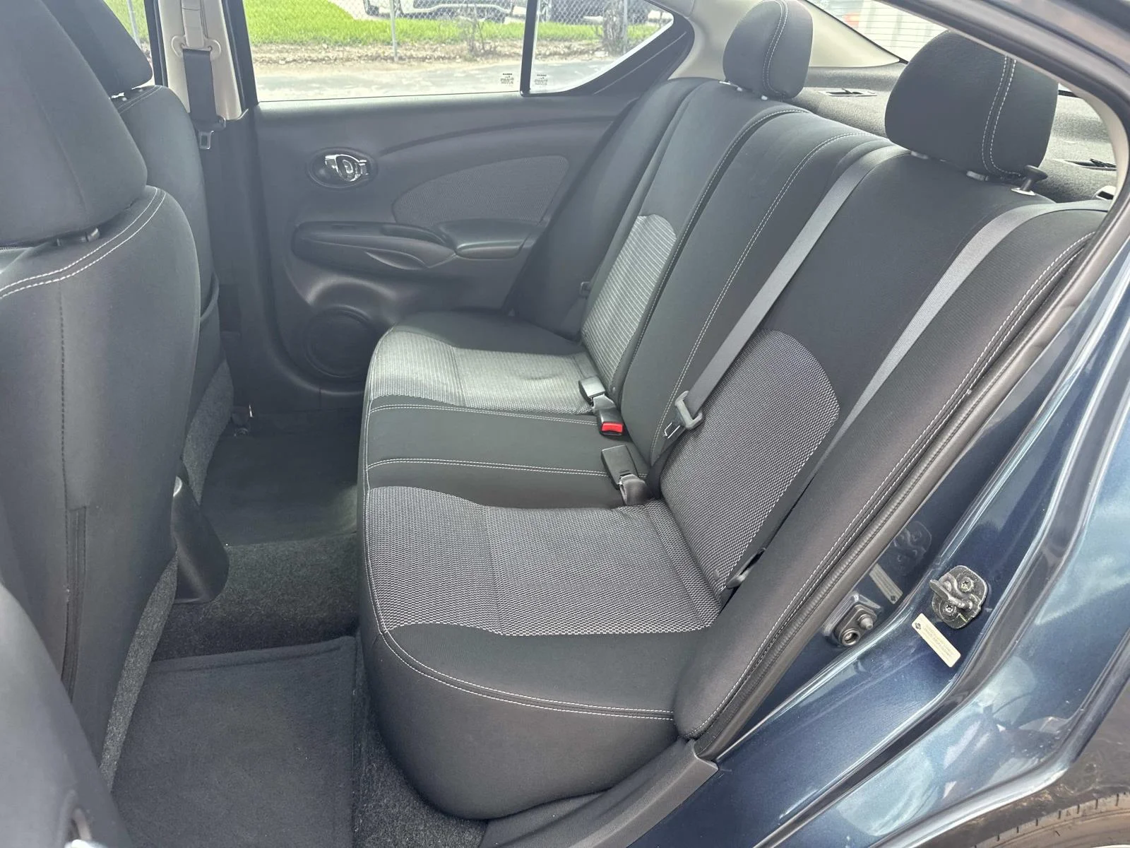 Used 2015 Graphite Blue Nissan SL image 12
