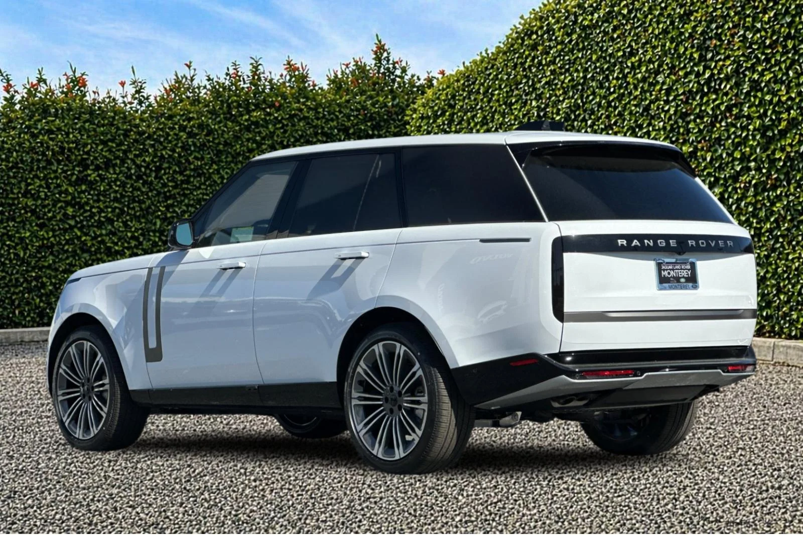 New 2026 Fuji White Land Rover SE image 4