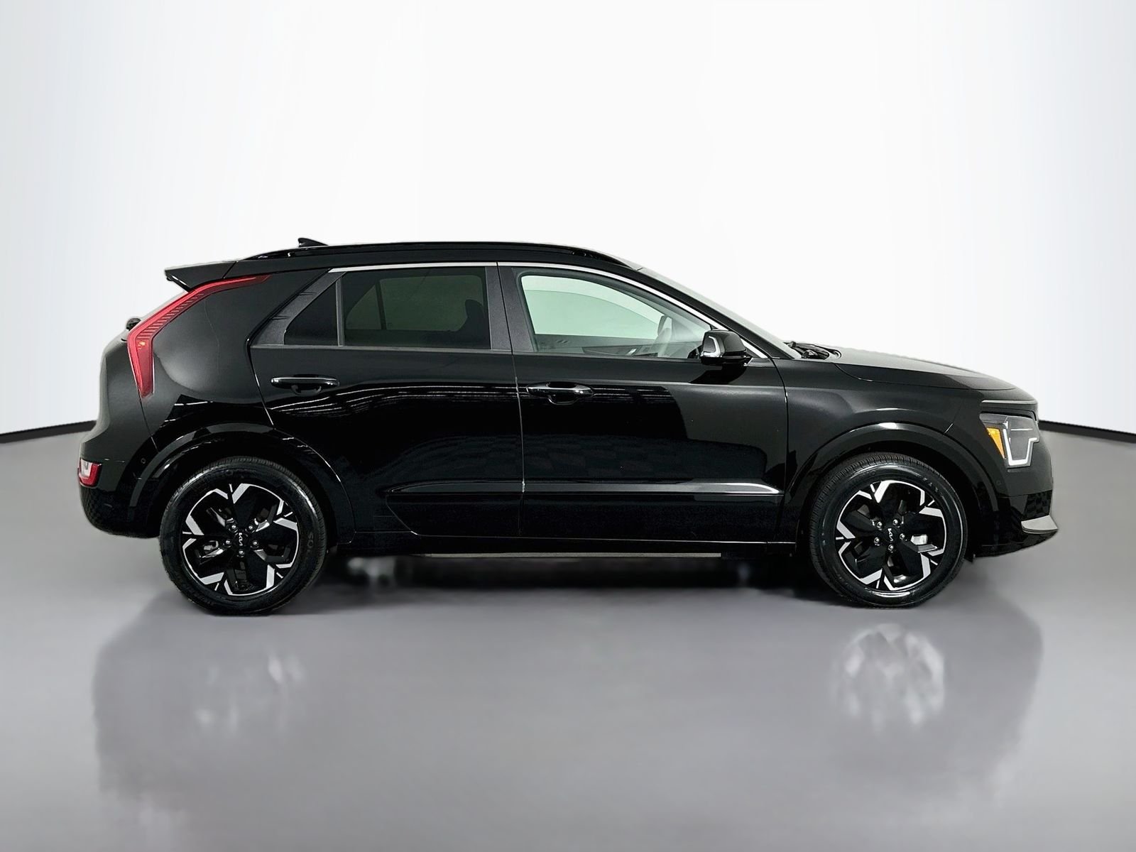 Used 2024 Aurora Black Kia Wave image 8