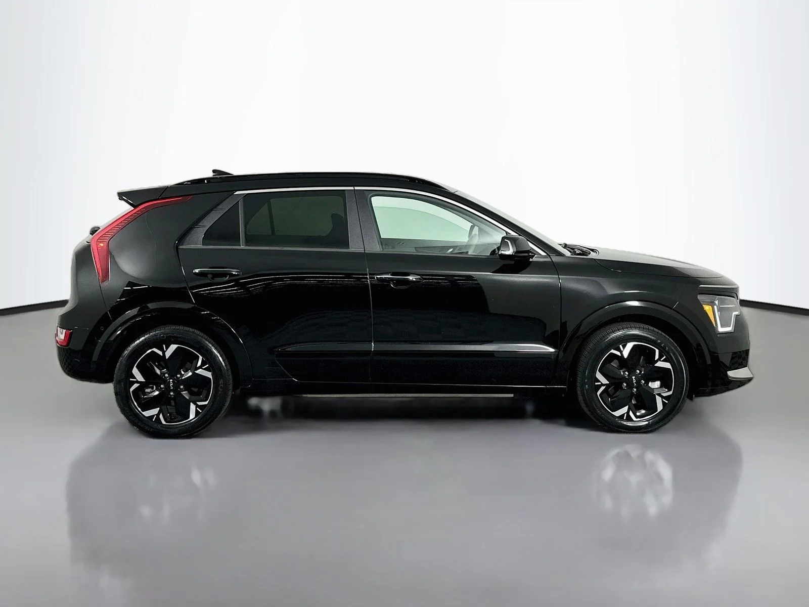 Used 2024 Aurora Black Kia Wave image 8