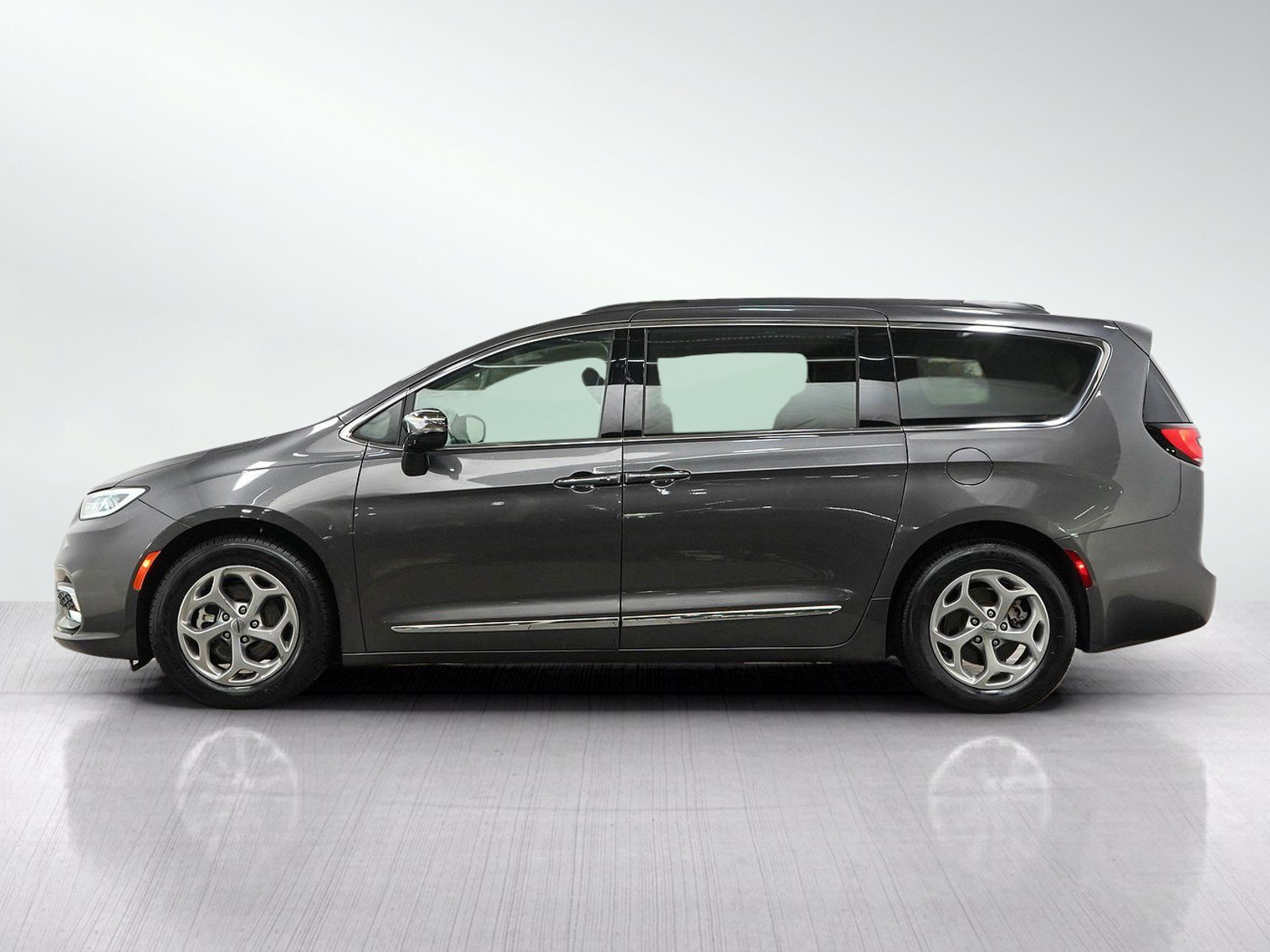 Used 2023 Chrysler Pacifica Limited with VIN 2C4RC1GG3PR530888 for sale in Minneapolis, Minnesota