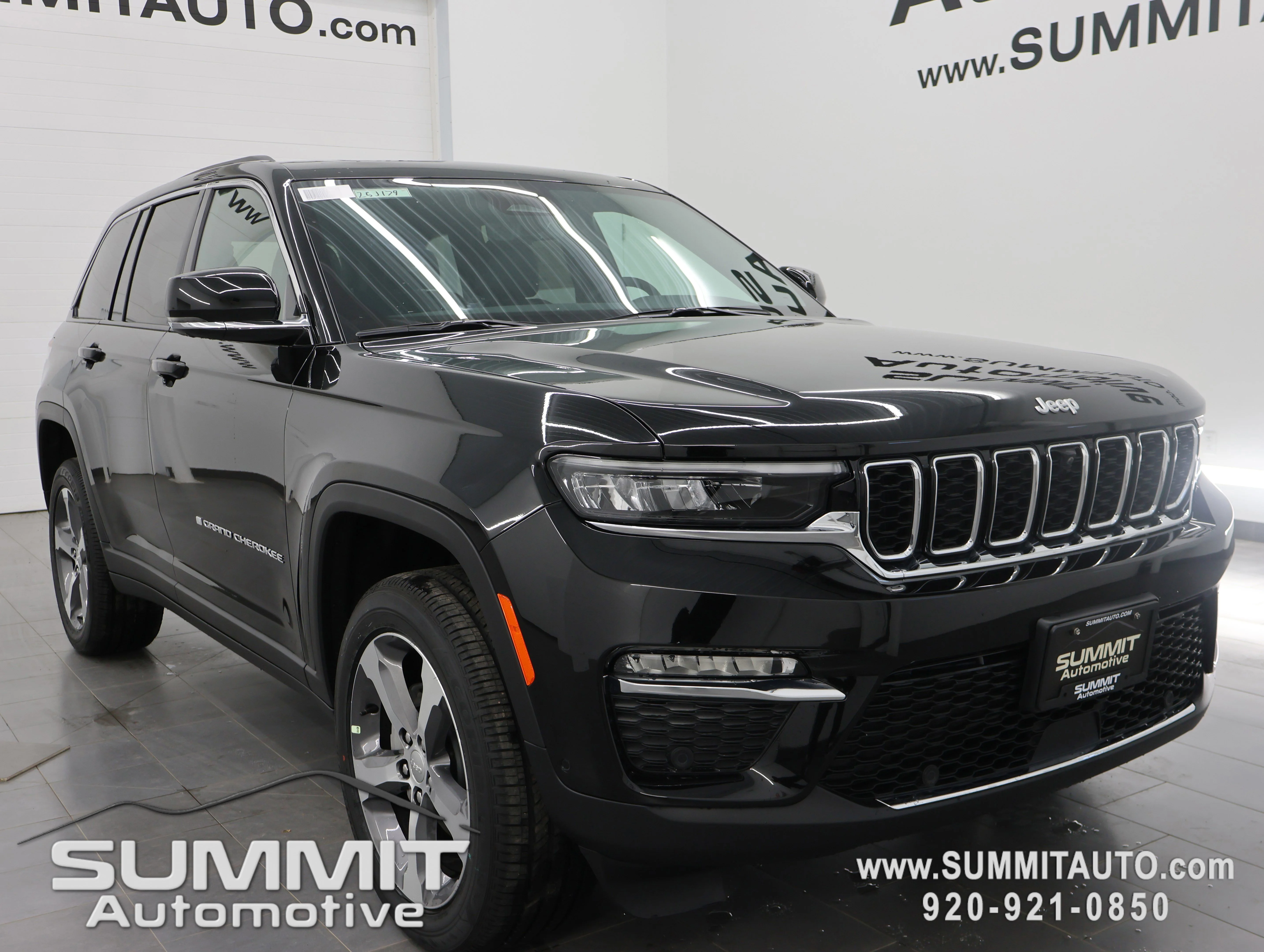 New 2025 Diamond Black Crystal Pearl-Coat Exterior Paint Jeep Limited image 2