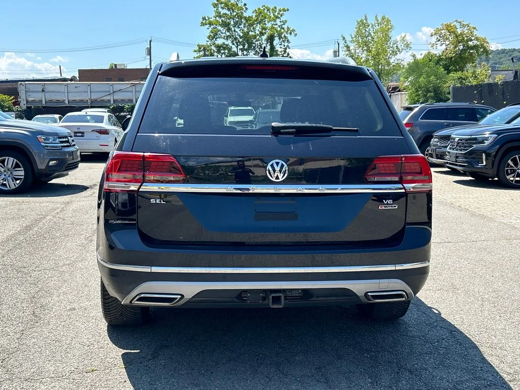 Used 2018 Black Volkswagen SEL Premium image 3