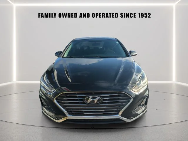 Used 2019 Black Hyundai SE image 7