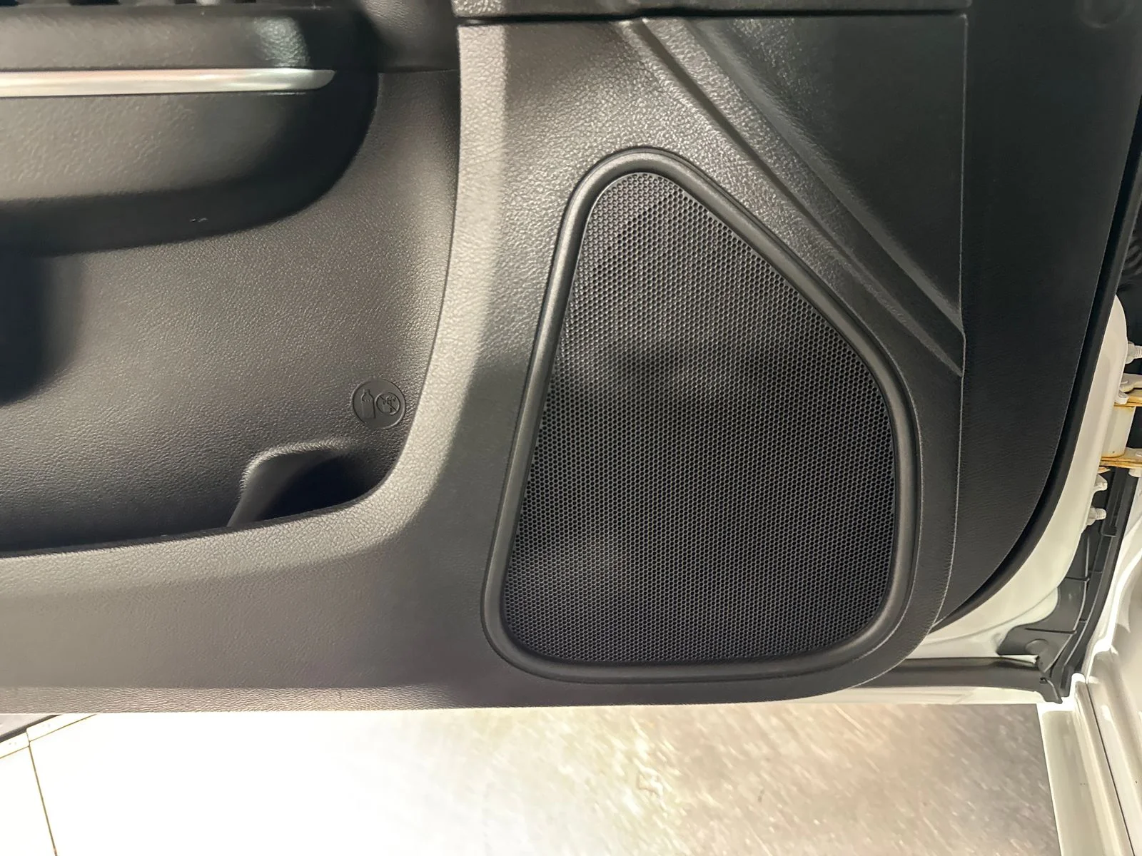 Used 2018 Bright White Clearcoat Chrysler Touring image 19