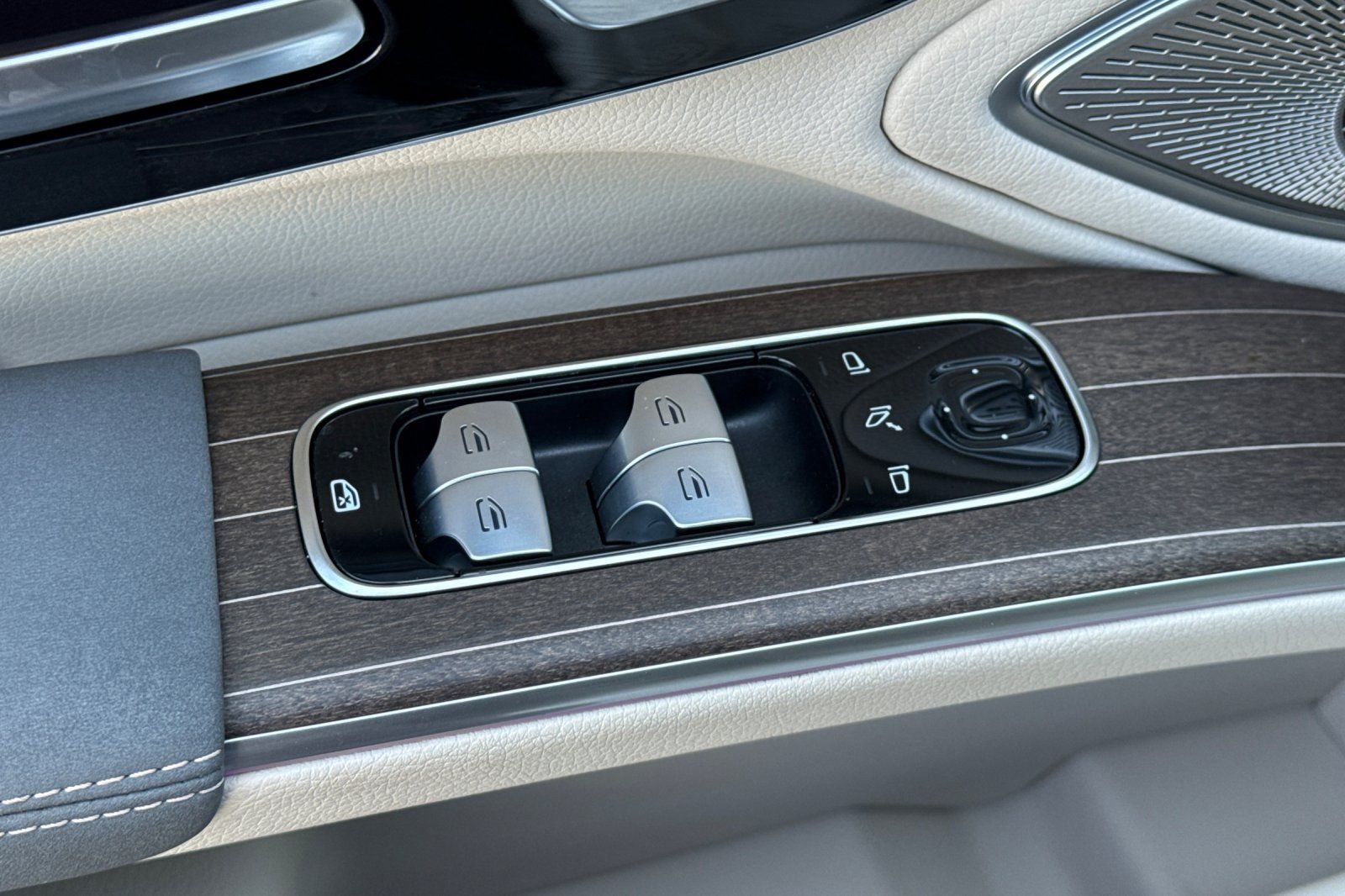 Certified Used 2024 White Mercedes-Benz 450 image 25