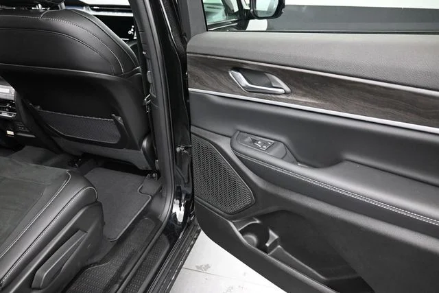 New 2026 Diamond Black Crystal Pearl-Coat Exterior Paint Jeep Altitude image 15