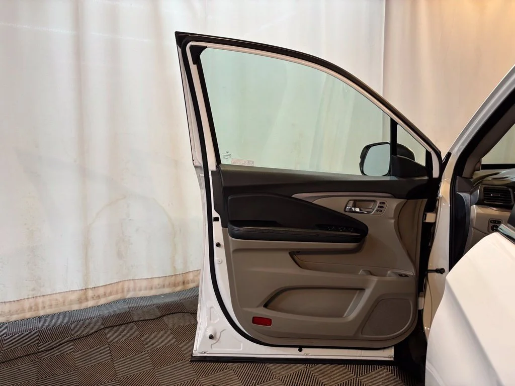 Certified Used 2023 Platinum White Pearl Honda AWD RTL image 20