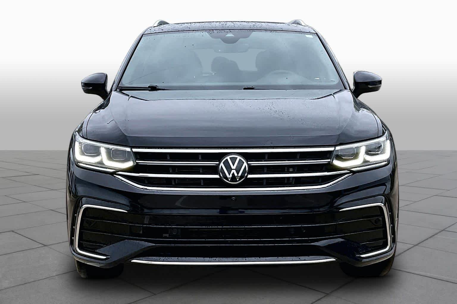 Used 2022 Deep Black Pearl Volkswagen SEL R-Line image 4