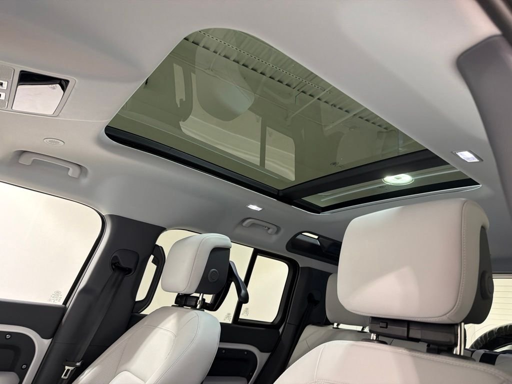 New 2026 Fuji White Land Rover X-Dynamic SE image 19