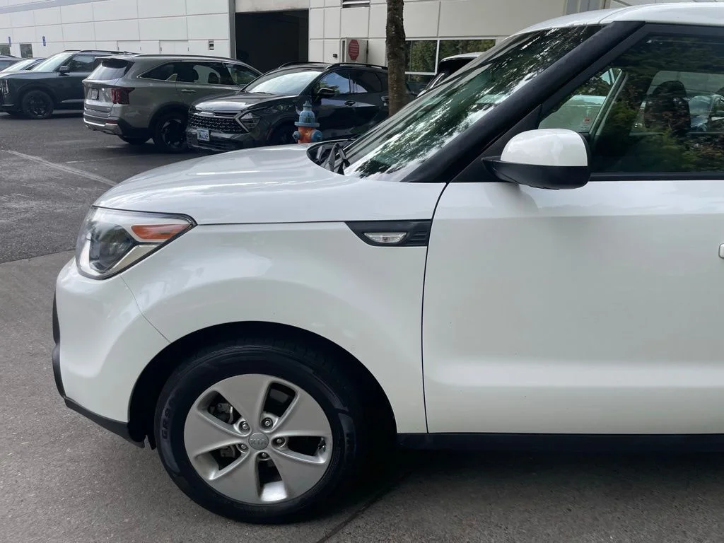 Used 2014 Clear White Kia Base image 8