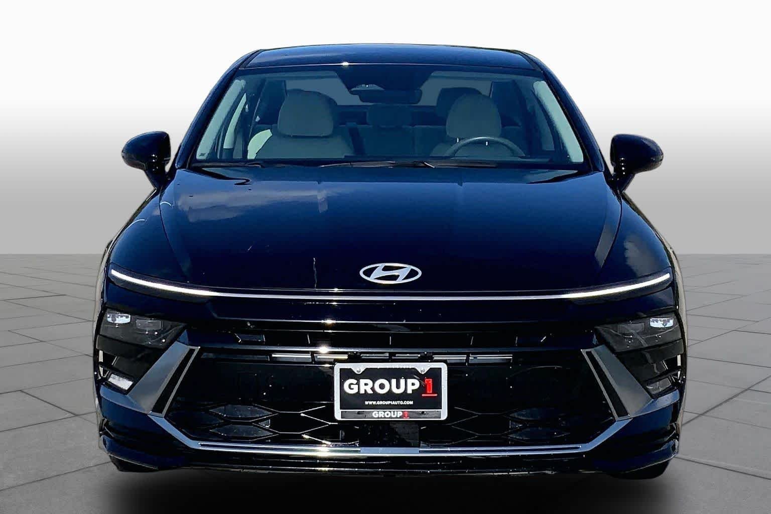 Used 2025 Abyss Black Hyundai SEL image 4