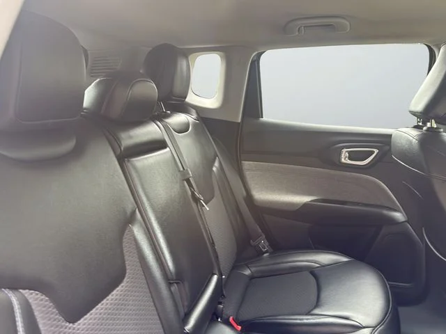 Used 2022 Silver Jeep Latitude image 22