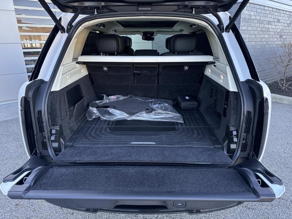 Certified Used 2024 Icy White SV Bespoke Special Effect Gloss Land Rover Autobiography image 6
