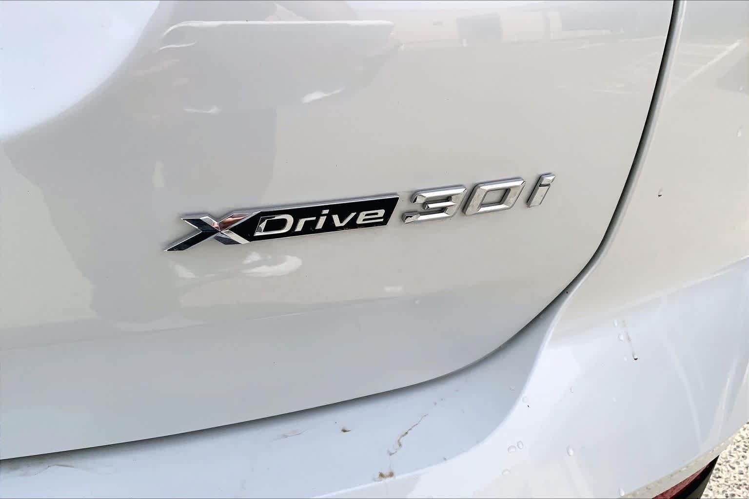 Used 2024 Mineral White Metallic BMW xDrive30i image 9