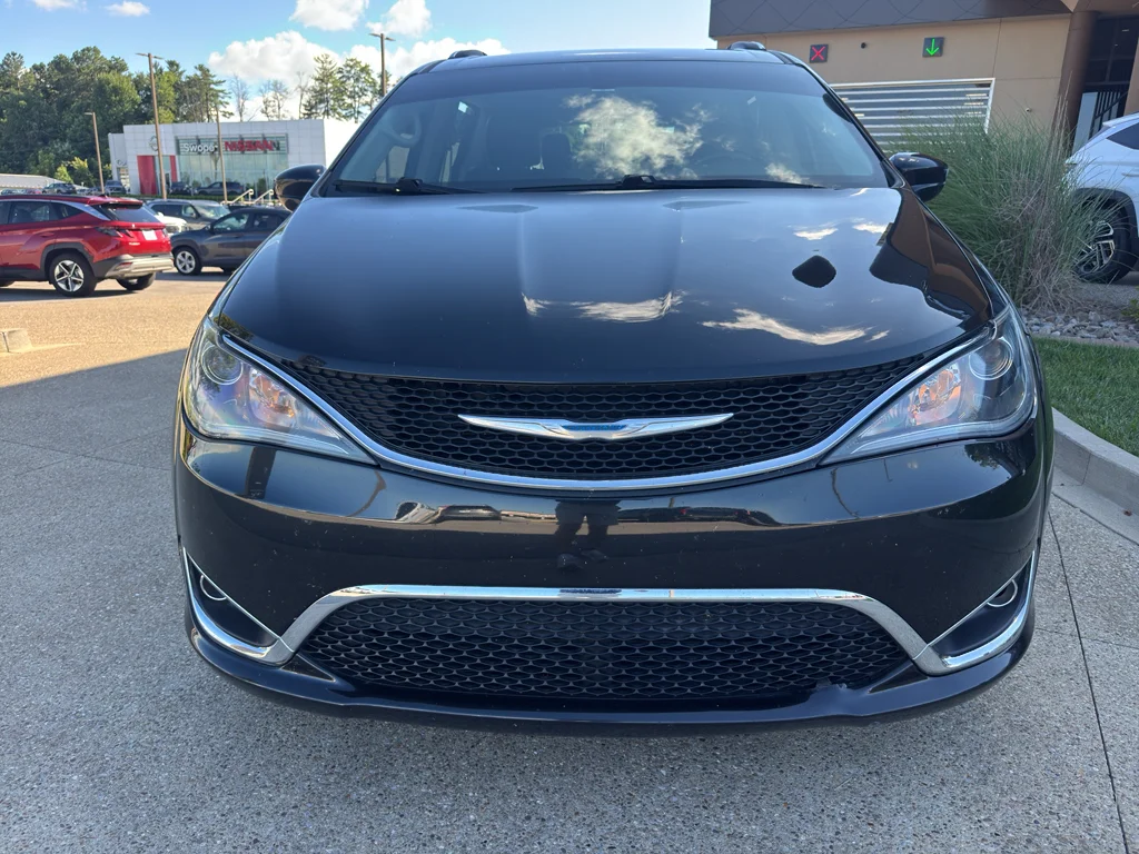 Used 2018 Brilliant Black Crystal Pearlcoat Chrysler Touring L Plus image 2