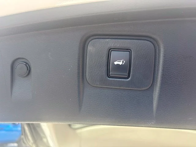 Used 2020 White Nissan SL image 20