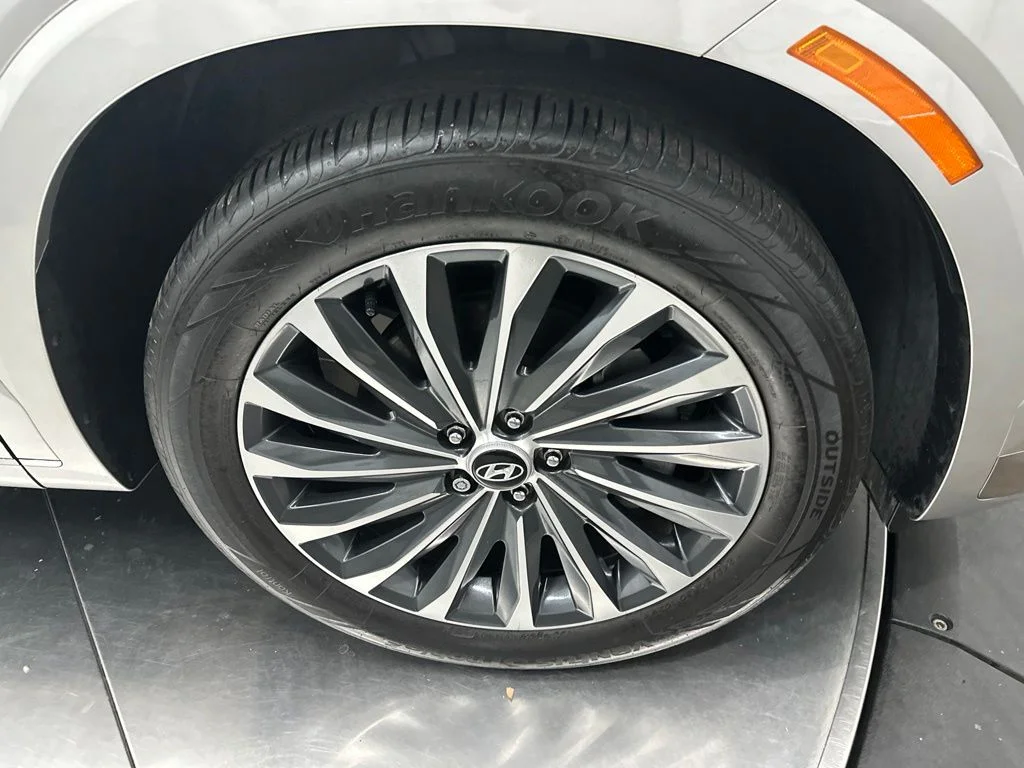 Used 2025 Silver Hyundai Calligraphy image 9