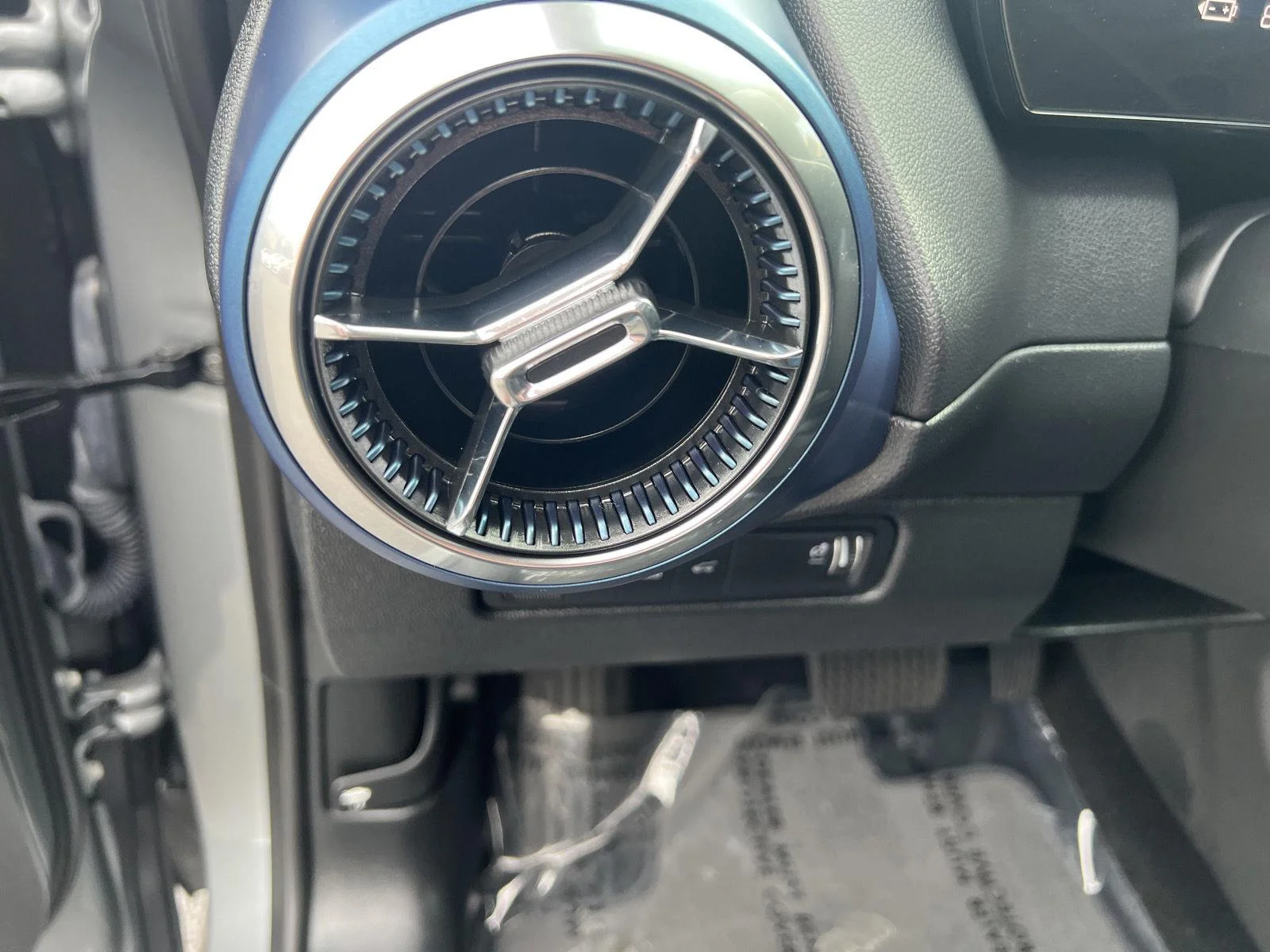 2025 Chevrolet Equinox EV LT - Photo 18