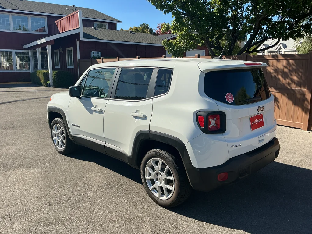 Used 2023 Alpine White Clearcoat Jeep Latitude image 7