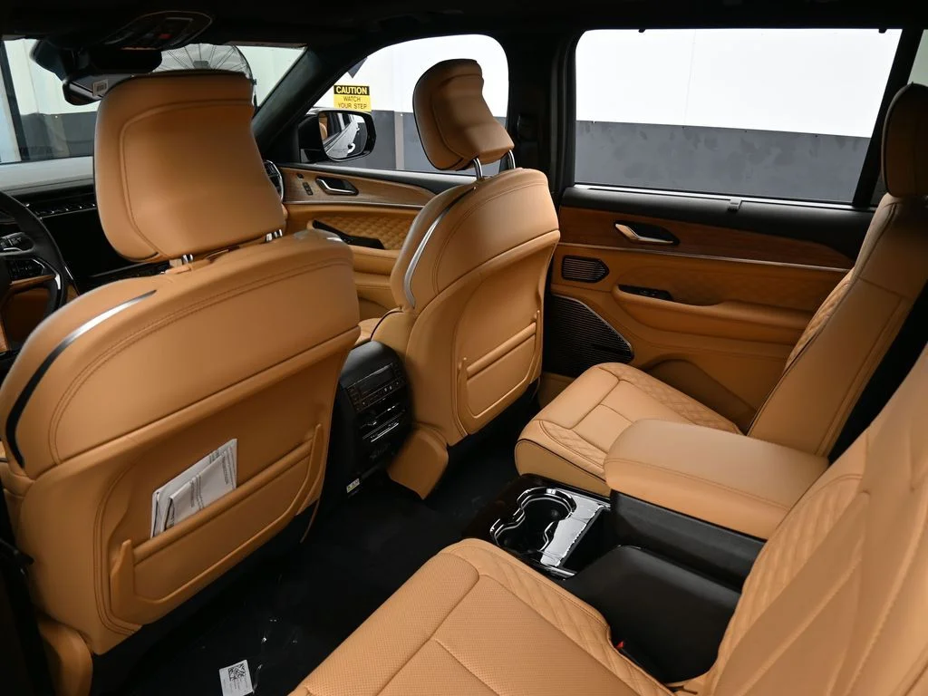 New 2025 Diamond Black Crystal Pearl-Coat Exterior Paint Jeep Summit image 29