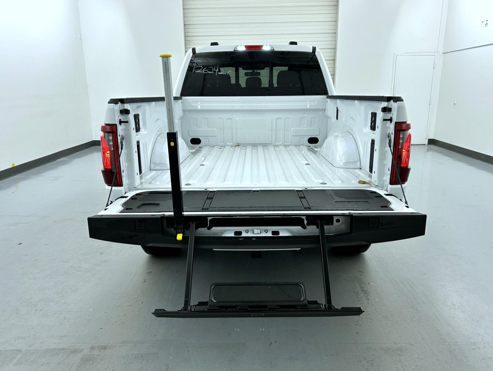 New 2026 Oxford White Ford XLT image 22