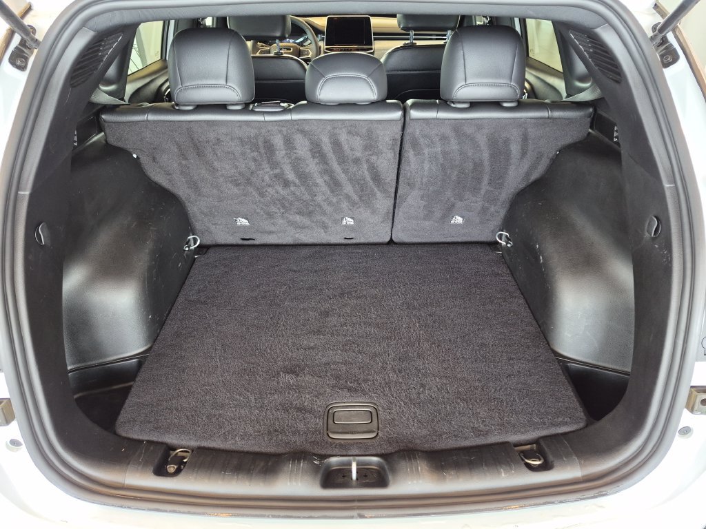 Used 2025 White Jeep Latitude image 26